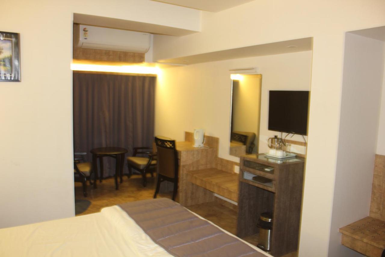Nimantran Hotell Navi Mumbai Exteriör bild