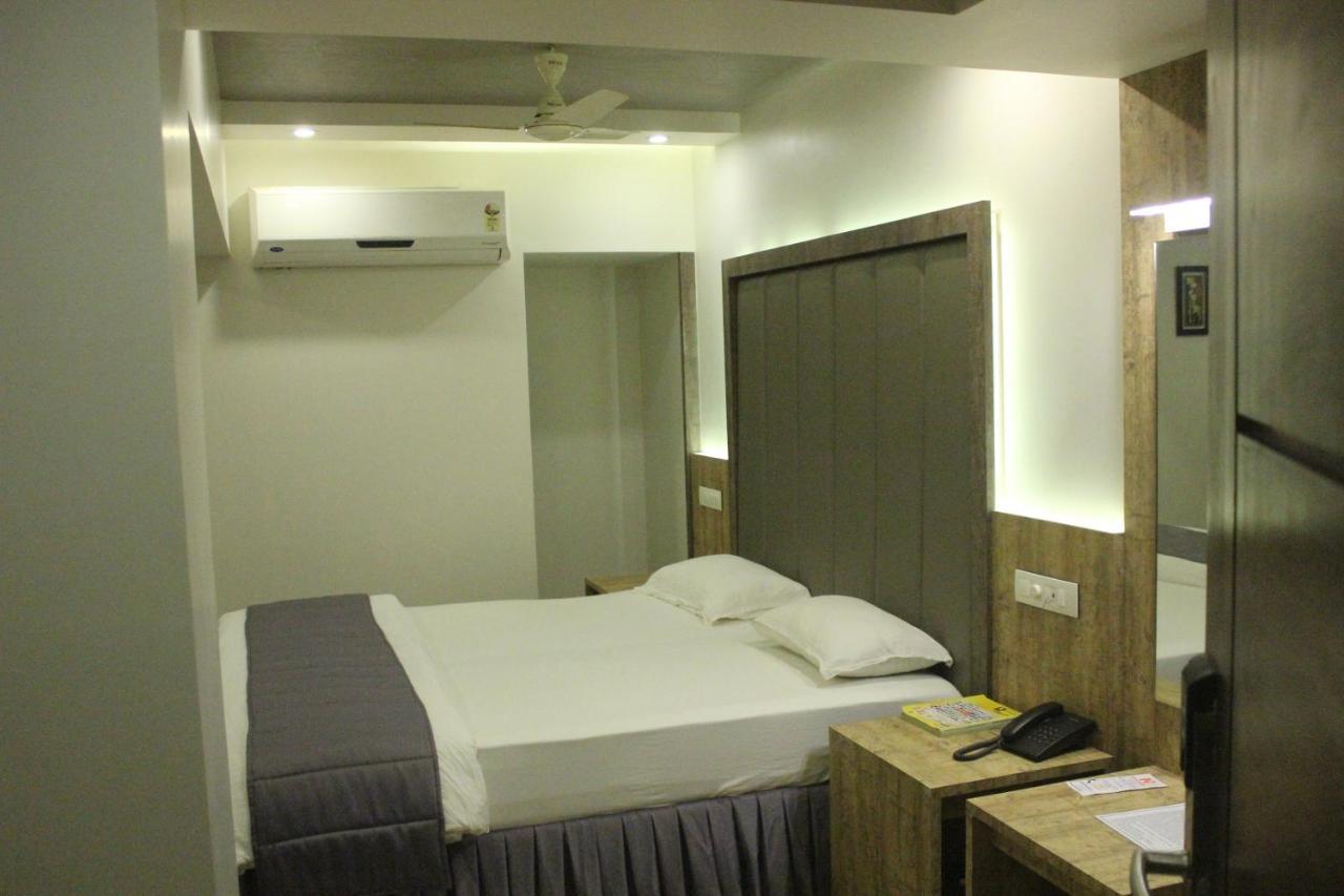 Nimantran Hotell Navi Mumbai Exteriör bild