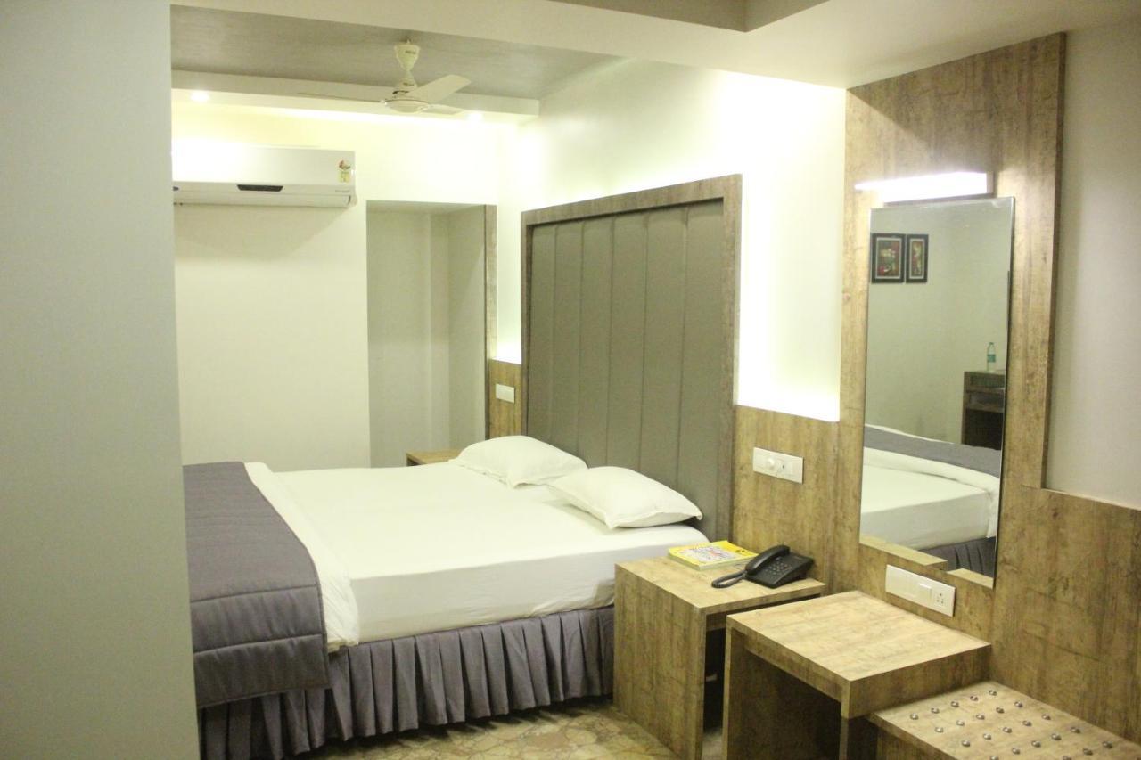 Nimantran Hotell Navi Mumbai Exteriör bild