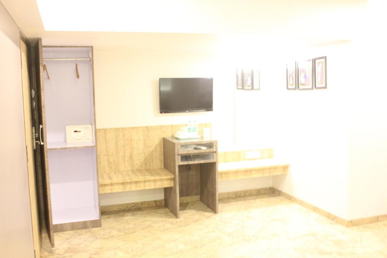 Nimantran Hotell Navi Mumbai Exteriör bild