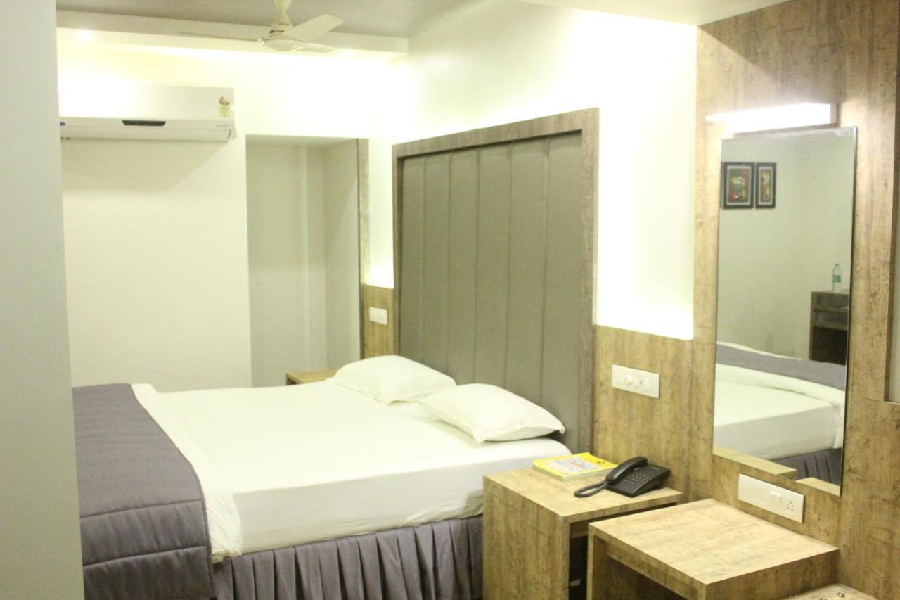 Nimantran Hotell Navi Mumbai Exteriör bild