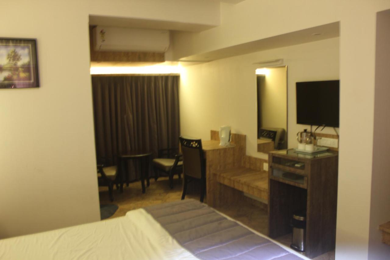 Nimantran Hotell Navi Mumbai Exteriör bild