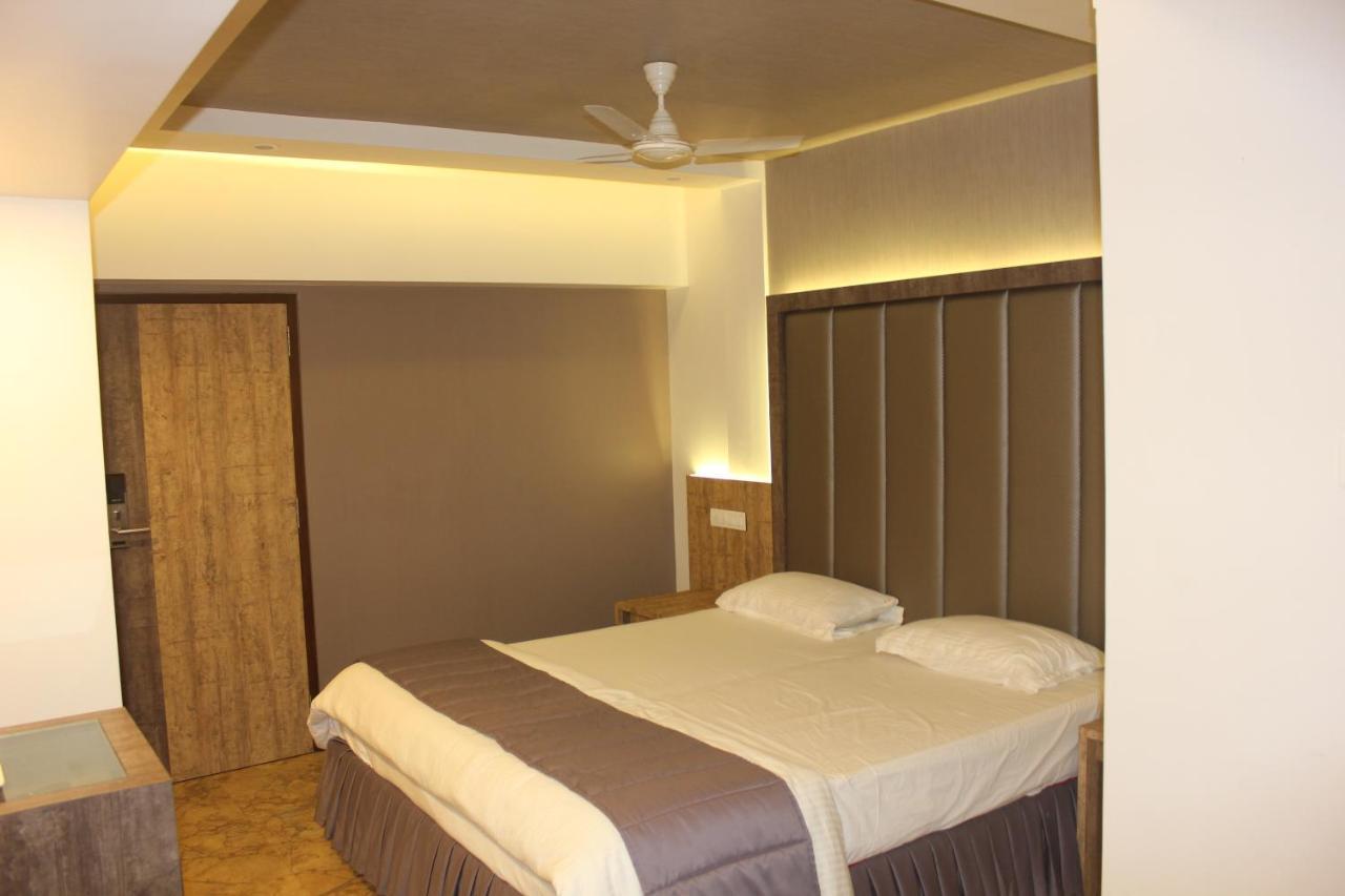 Nimantran Hotell Navi Mumbai Exteriör bild