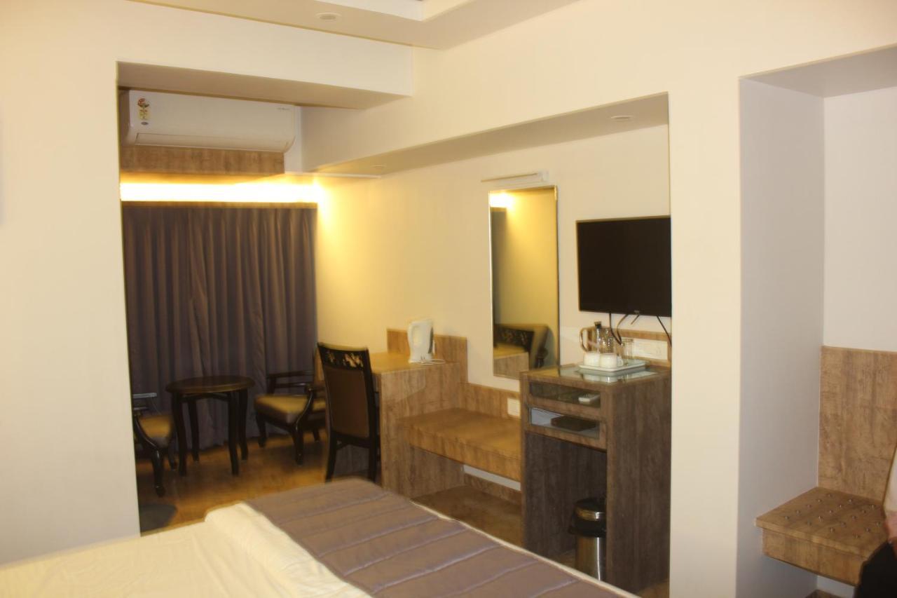 Nimantran Hotell Navi Mumbai Exteriör bild