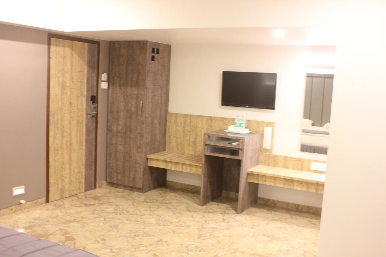 Nimantran Hotell Navi Mumbai Exteriör bild